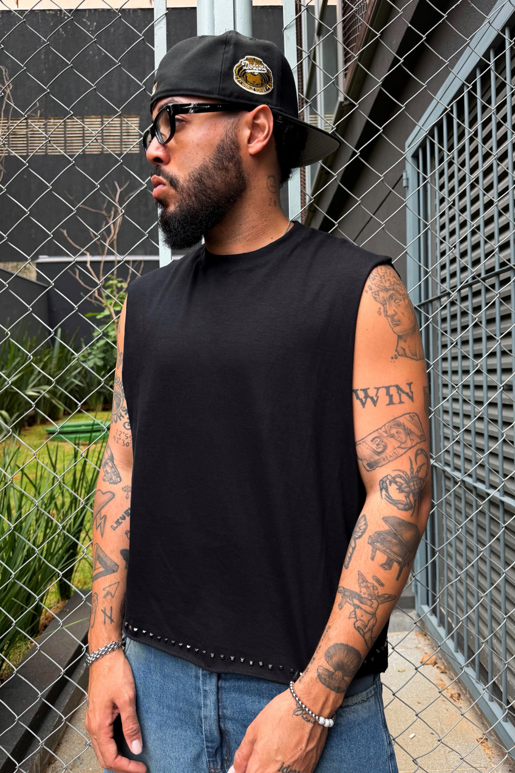 BLACK STRASS SLEEVELESS TEE