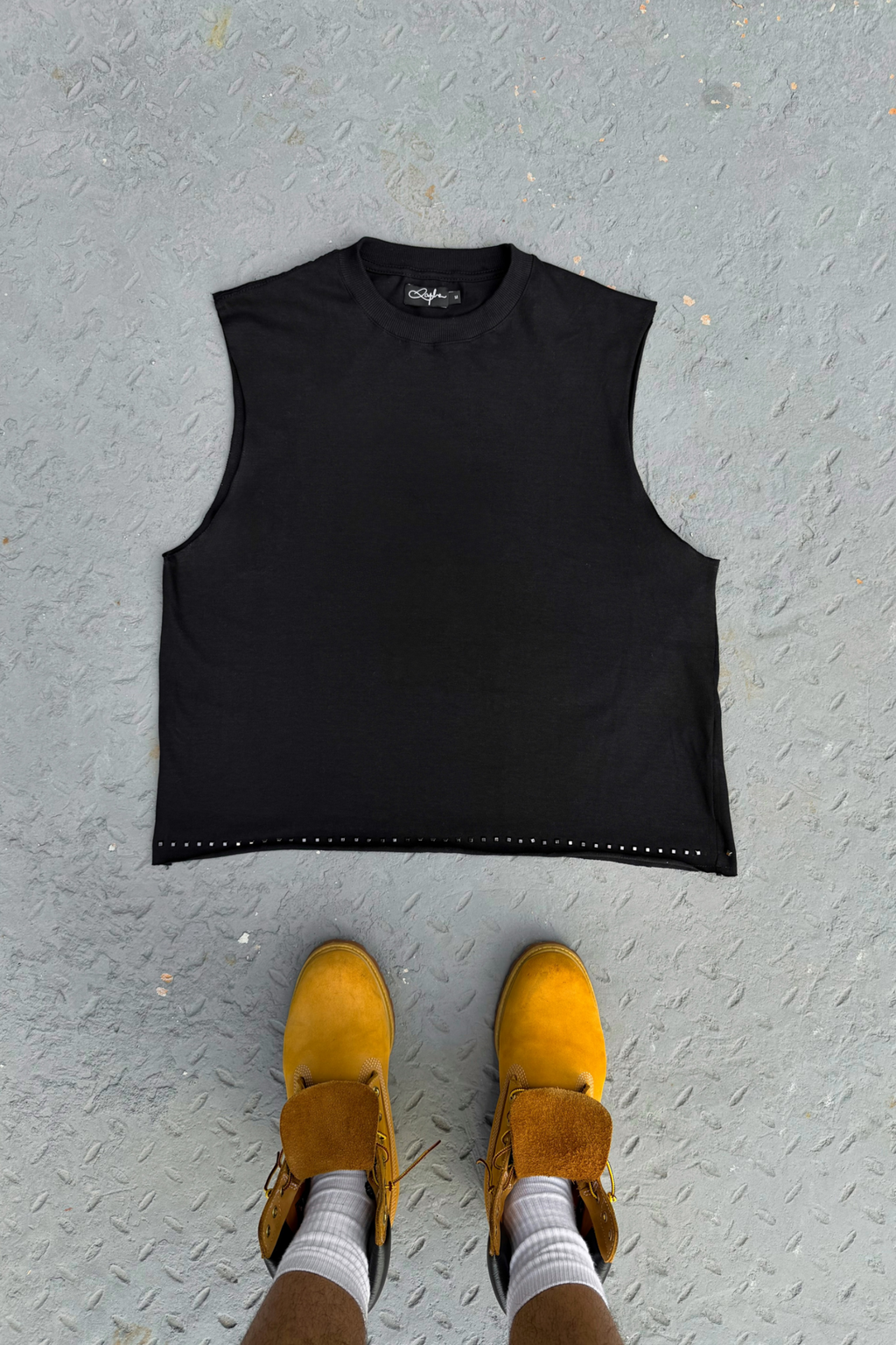 BLACK STRASS SLEEVELESS TEE